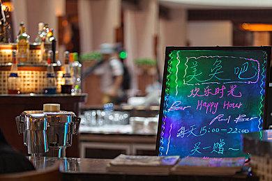 赛博朋克风生活模拟游戏《尼瓦利斯》TGS预告